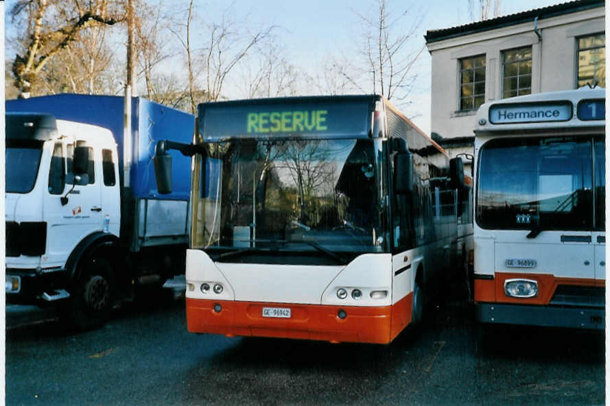 (058'304) - TPG Gen�ve - GE 96'942 - Neoplan am 1. Januar 2003 in Gen�ve, D�p�t
