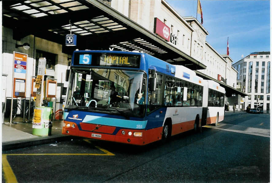 (058'310) - TPG Gen�ve - Nr. 355/GE 96'066 - Volvo am 1. Januar 2003 beim Bahnhof Gen�ve