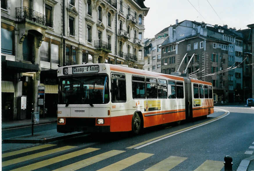 (058'315) - TPG Gen�ve - Nr. 682 - NAW/Hess Gelenktrolleybus am 1. Januar 2003 in Gen�ve, Coutance