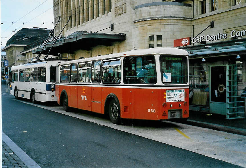 (058'323) - TL Lausanne - Nr. 968 - Rochat/Lauber Personenanh�nger am 1. Januar 2003 beim Bahnhof Lausanne