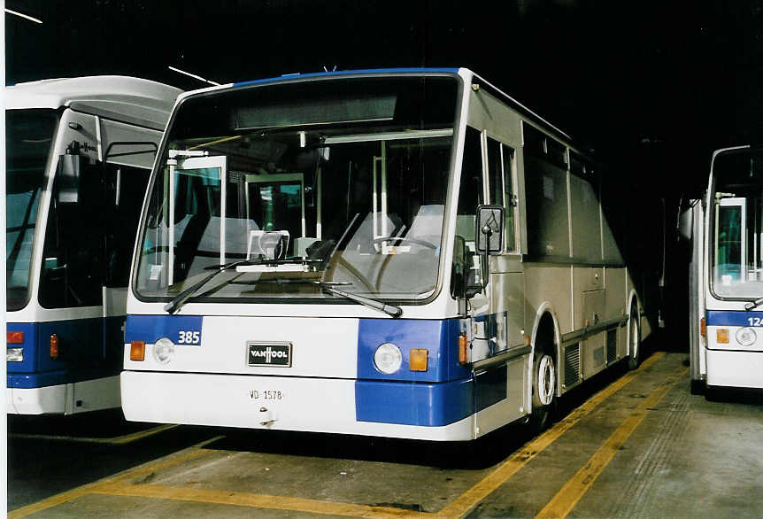 (058'405) - TL Lausanne - Nr. 385/VD 1578 - Van Hool am 1. Januar 2003 in Lausanne, D�p�t Borde