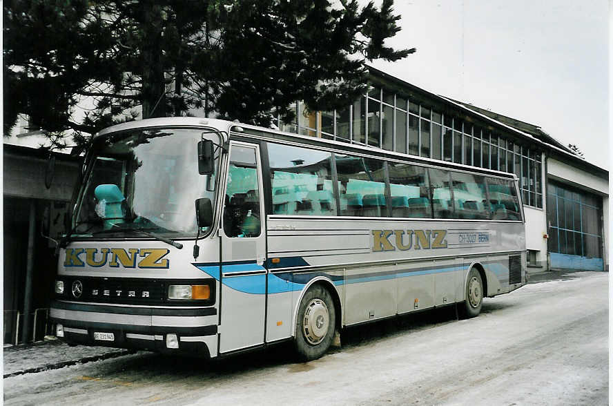 (058'626) - Kunz, Bern - BE 231'949 - Setra am 26. Januar 2003 beim Autobahnhof Adelboden