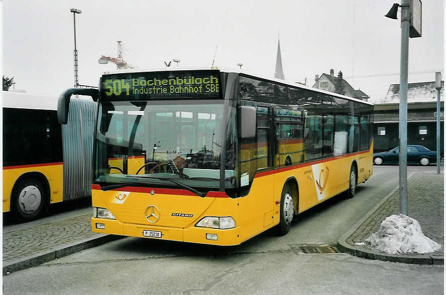 (058'836) - PTT-Regie - P 25'218 - Mercedes am 20. Februar 2003 beim Bahnhof B�lach