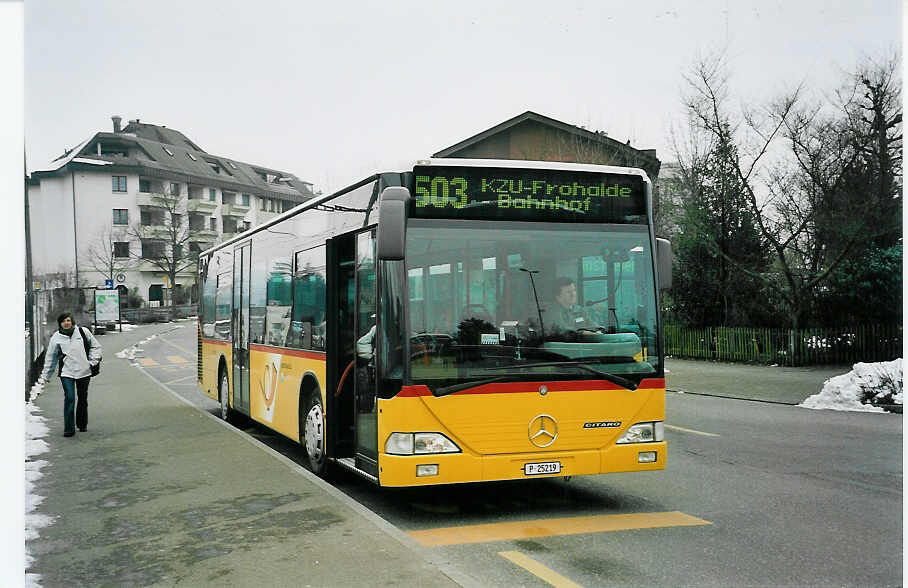 (058'904) - PTT-Regie - P 25'219 - Mercedes am 20. Februar 2003 beim Bahnhof B�lach