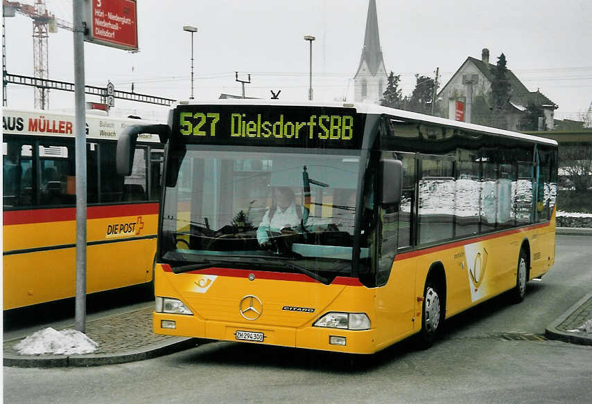 (058'905) - ASN Stadel - ZH 294'300 - Mercedes am 20. Februar 2003 beim Bahnhof B�lach