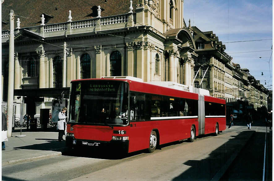 (059'105) - Bernmobil, Bern - Nr. 16 - NAW/Hess Gelenktrolleybus am 1. M�rz 2003 beim Bahnhof Bern