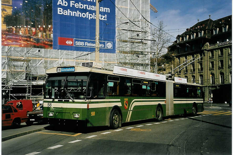 (059'107) - SVB Bern - Nr. 58 - FBW/Hess Gelenktrolleybus am 1. M�rz 2003 beim Bahnhof Bern