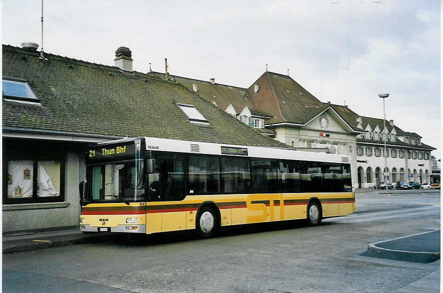 (059'111) - STI Thun - Nr. 94/BE 572'094 - MAN am 3. M�rz 2003 beim Bahnhof Thun