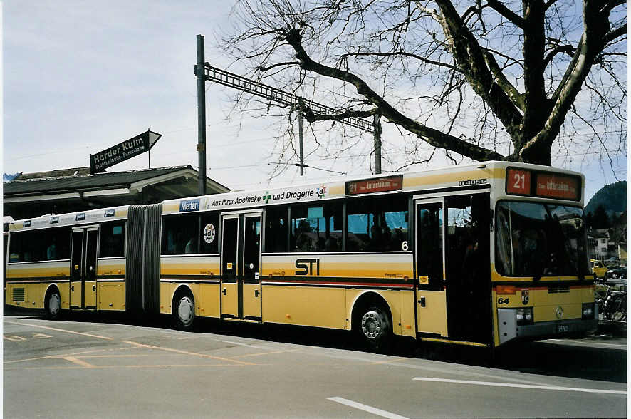 (059'114) - STI Thun - Nr. 64/BE 434'764 - Mercedes am 9. M�rz 2003 beim Bahnhof Interlaken West