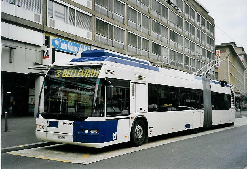 (059'125) - TL Lausanne - Nr. 802/VD 1659 - Neoplan Gelenkduobus am 16. M�rz 2003 beim Bahnhof Lausanne