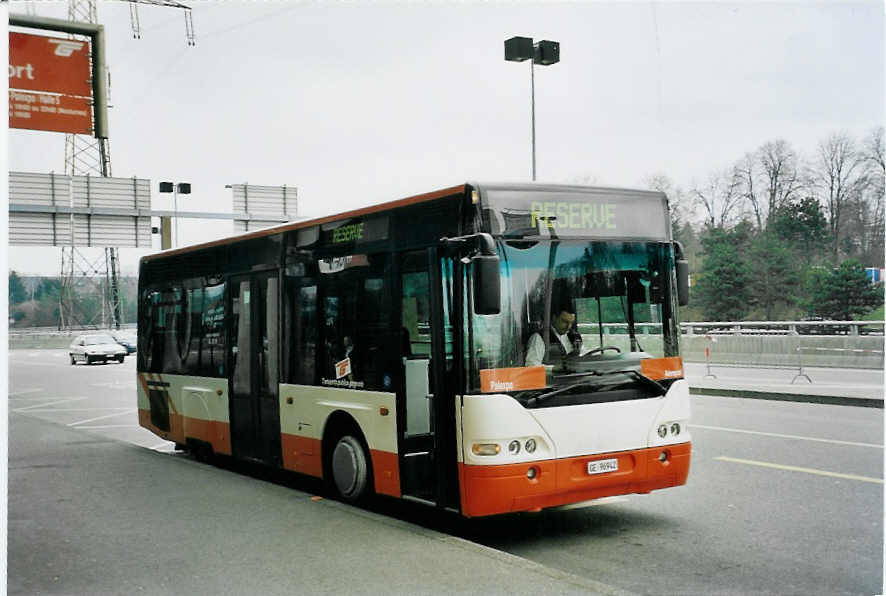 (059'128) - TPG Gen�ve - GE 96'942 - Neoplan am 16. M�rz 2003 in Gen�ve, A�roport