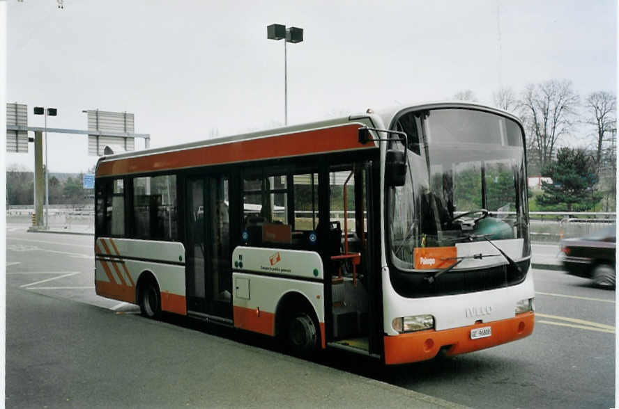 (059'132) - TPG Gen�ve - GE 96'808 - Iveco am 16. M�rz 2003 in Gen�ve, A�roport