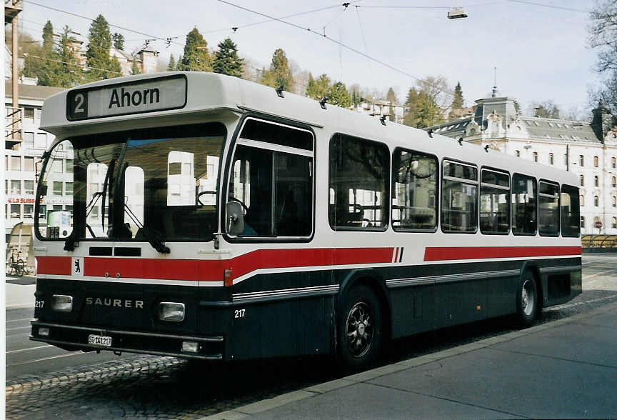 (059'326) - VBSG St. Gallen - Nr. 217/SG 141'217 - Saurer/Hess am 29. M�rz 2003 beim Bahnhof St. Gallen