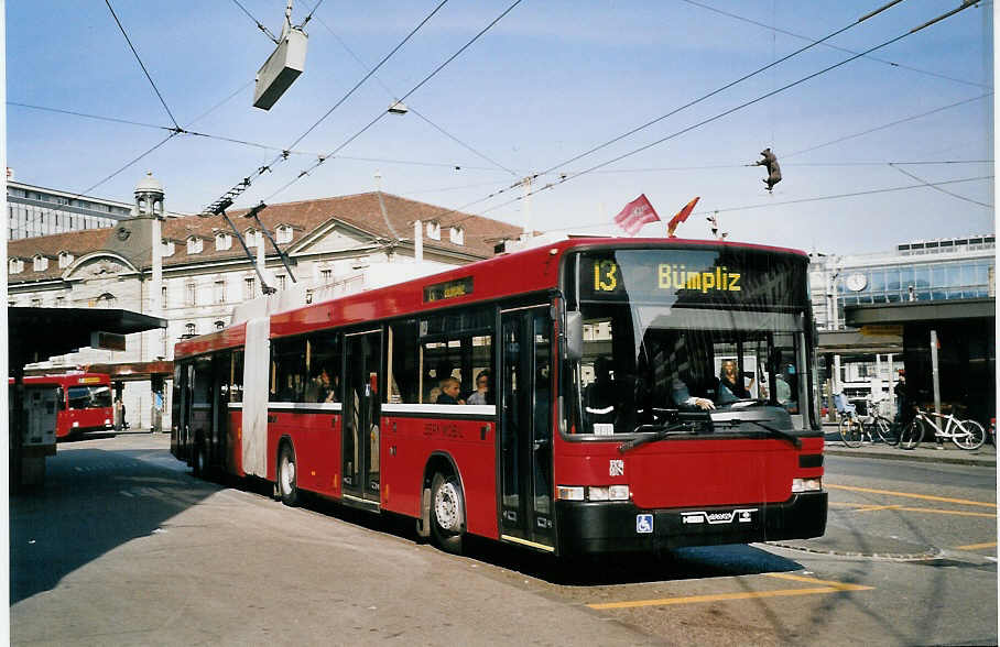 (059'527) - Bernmobil, Bern - Nr. 2 - NAW/Hess Gelenktrolleybus am 30. M�rz 2003 beim Bahnhof Bern