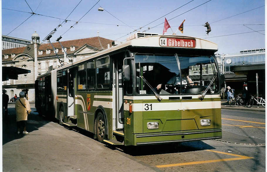 (059'528) - SVB Bern - Nr. 31 - FBW/Hess Gelenktrolleybus am 30. M�rz 2003 beim Bahnhof Bern