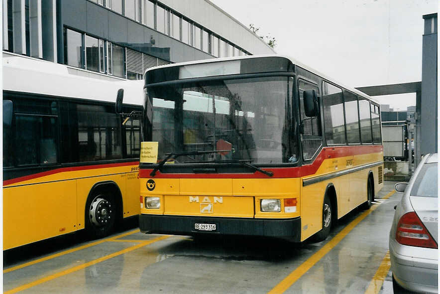 (060'215) - Trachsel, Hasle-R�egsau - BE 293'316 - MAN/Hess (ex Loosli, Wyssachen) am 22. Mai 2003 in Bern, Postautostation