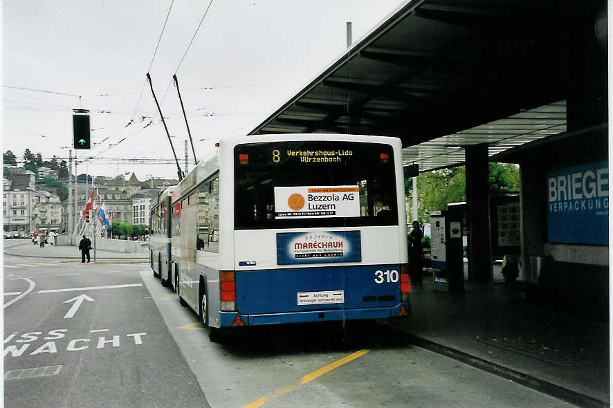(060'423) - VBL Luzern - Nr. 310 - Lanz+Marti/Hess Personenanh�nger am 26. Mai 2003 beim Bahnhof Luzern
