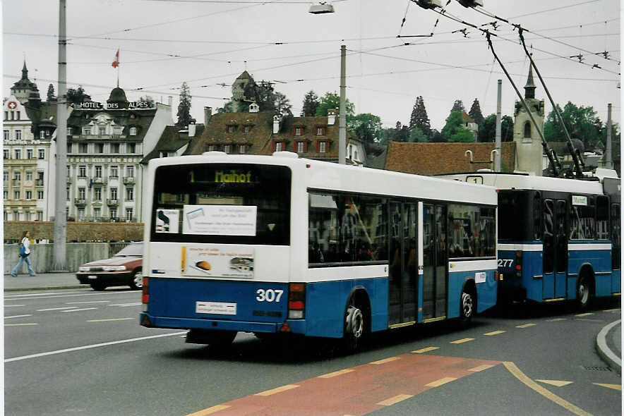 (060'437) - VBL Luzern - Nr. 307 - Lanz+Marti/Hess Personenanh�nger am 26. Mai 2003 beim Bahnhof Luzern