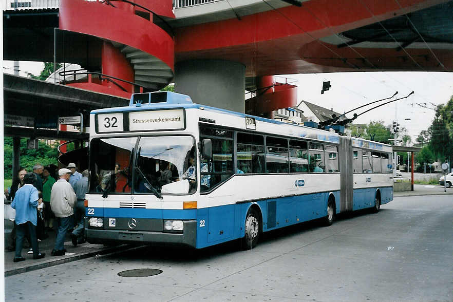 (062'126) - VBZ Z�rich - Nr. 22 - Mercedes Gelenktrolleybus am 29. Juli 2003 in Z�rich, Bucheggplatz