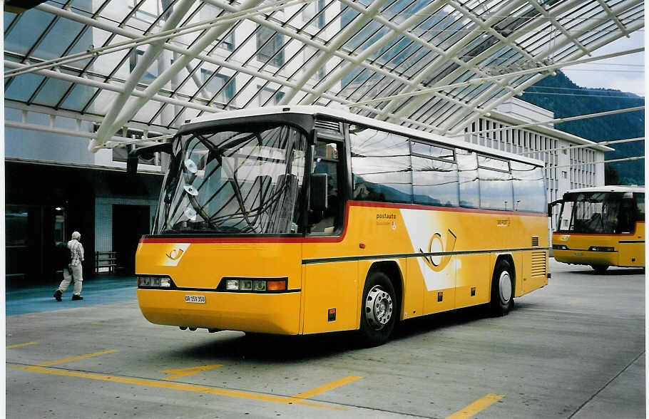 (062'133) - PostAuto Graub�nden - GR 159'350 - Neoplan (ex P 23'712) am 29. Juli 2003 in Chur, Postautostation