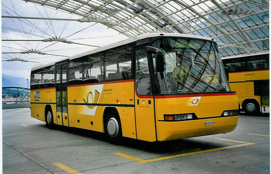 (062'134) - PostAuto Graub�nden - GR 102'379 - Neoplan (ex P 25'120) am 29. Juli 2003 in Chur, Postautostation