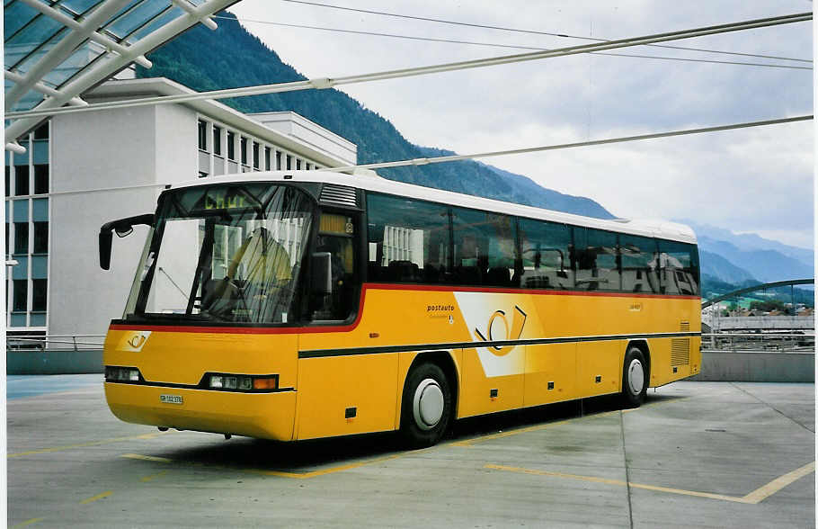 (062'135) - PostAuto Graub�nden - GR 102'378 - Neoplan (ex P 25'119) am 29. Juli 2003 in Chur, Postautostation