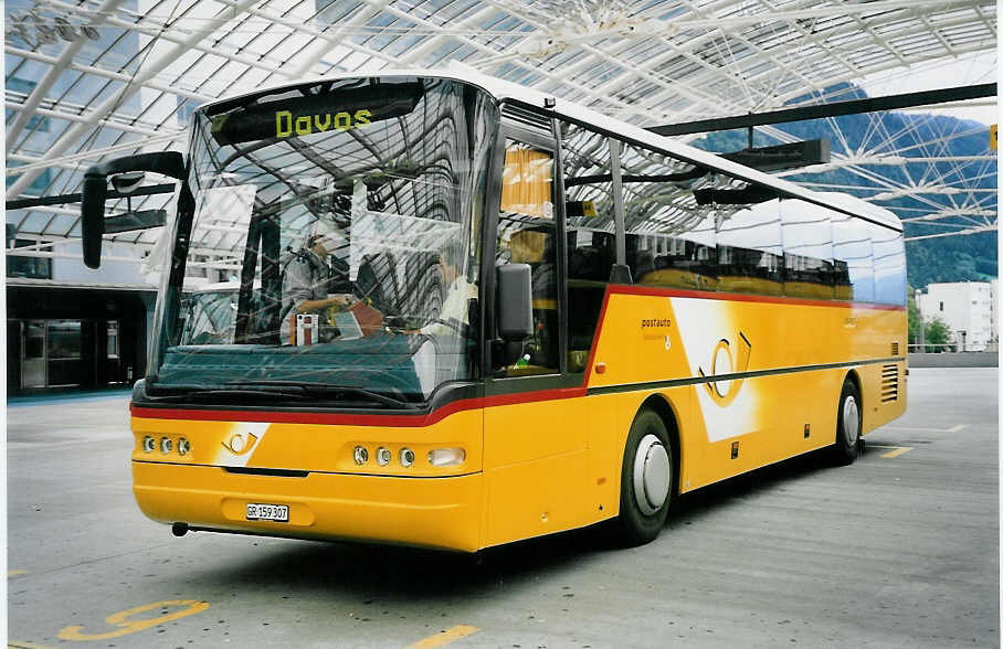 (062'136) - PostAuto Graub�nden - GR 159'307 - Neoplan (ex P 25'150) am 29. Juli 2003 in Chur, Postautostation