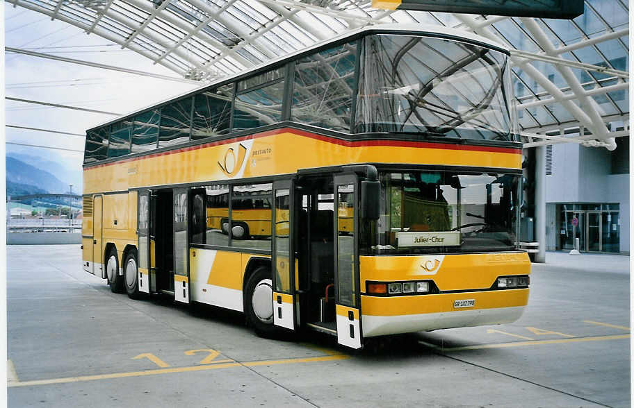 (062'202) - PostAuto Graub�nden - GR 102'398 - Neoplan (ex P 27'811) am 29. Juli 2003 in Chur, Postautostation