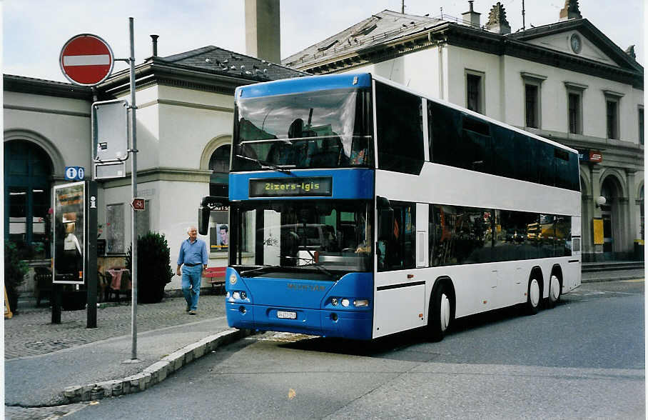 (062'209) - Casutt, Gossau - SG 273'153 - Neoplan (ex P 25'149) am 29. Juli 2003 beim Bahnhof Chur (Einsatz PostAuto Graub�nden)