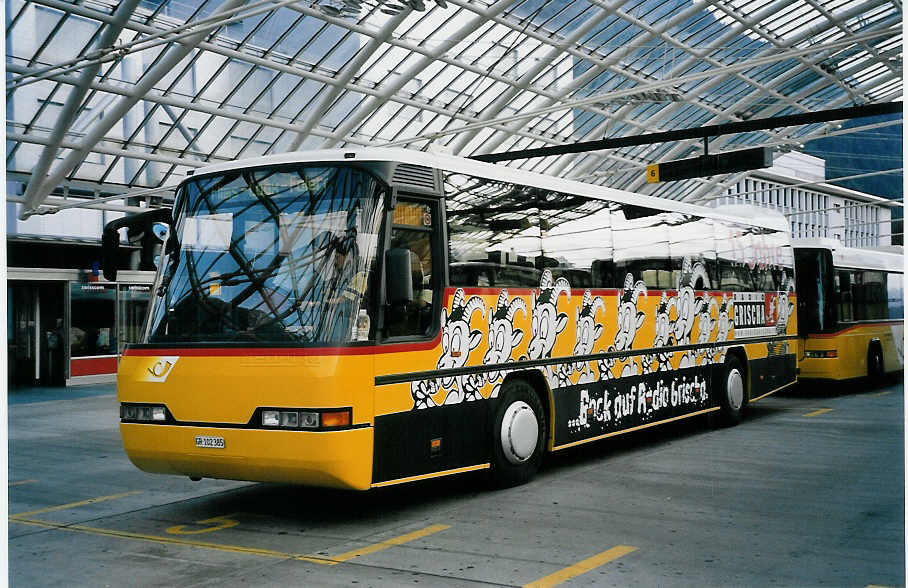 (062'212) - PostAuto Graub�nden - GR 102'385 - Neoplan (ex P 25'131) am 29. Juli 2003 in Chur, Postautostation