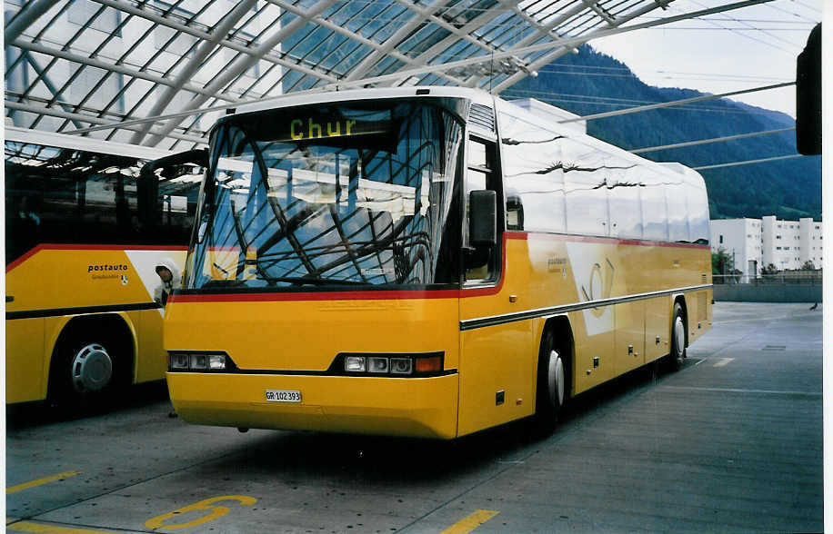 (062'215) - PostAuto Graub�nden - GR 102'393 - Neoplan (ex P 25'860) am 29. Juli 2003 in Chur, Postautostation