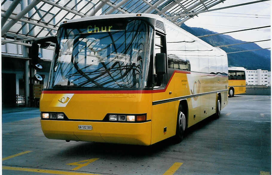 (062'216) - PostAuto Graub�nden - GR 102'381 - Neoplan (ex P 25'122) am 29. Juli 2003 in Chur, Postautostation