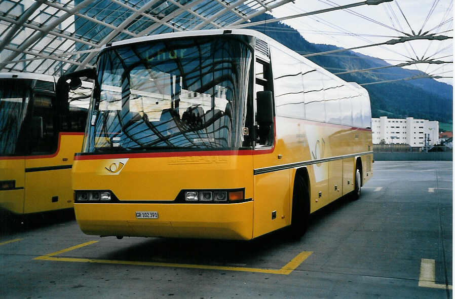 (062'217) - PostAuto Graub�nden - GR 102'391 - Neoplan (ex P 25'858) am 29. Juli 2003 in Chur, Postautostation