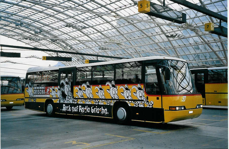 (062'219) - PostAuto Graub�nden - GR 102'385 - Neoplan (ex P 25'131) am 29. Juli 2003 in Chur, Postautostation