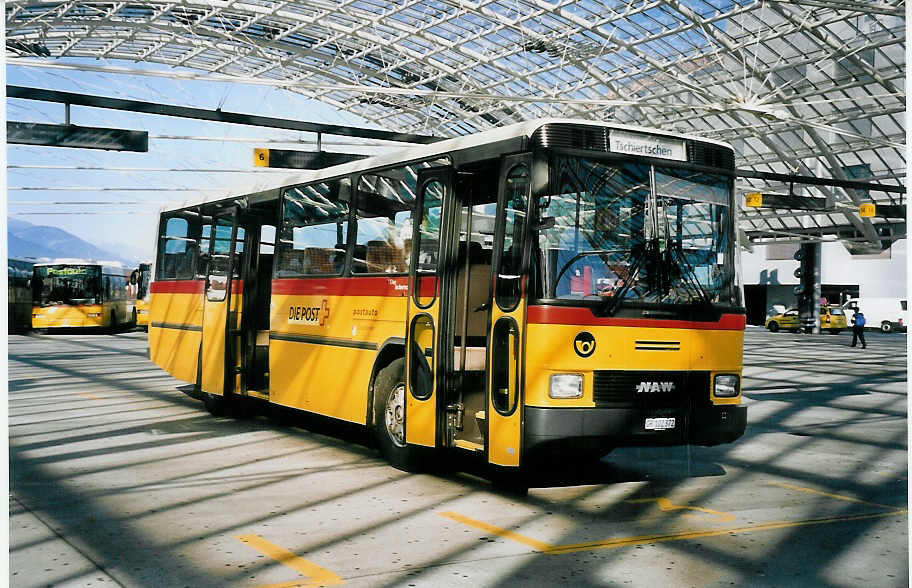 (062'230) - PostAuto Graub�nden - GR 102'372 - NAW/Hess (ex P 24'439) am 30. Juli 2003 in Chur, Postautostation