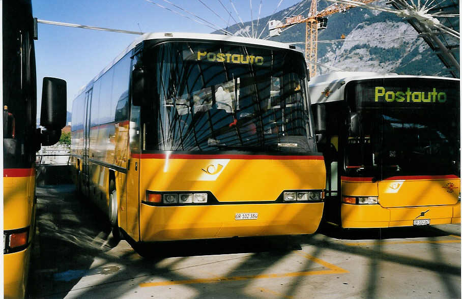 (062'232) - PostAuto Graub�nden - GR 102'384 - Neoplan (ex P 25'130) am 30. Juli 2003 in Chur, Postautostation