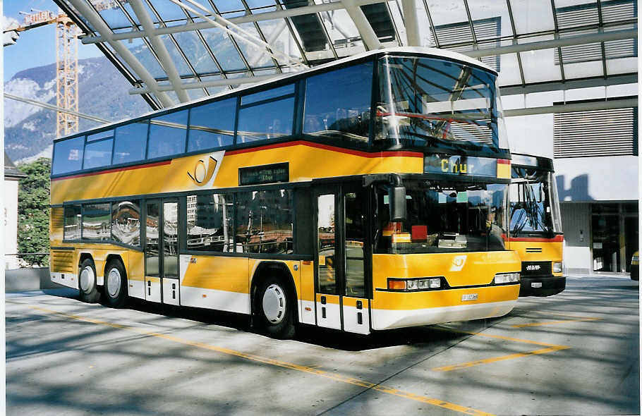 (062'234) - PostAuto Graub�nden - GR 102'368 - Neoplan (ex P 27'805) am 30. Juli 2003 in Chur, Postautostation