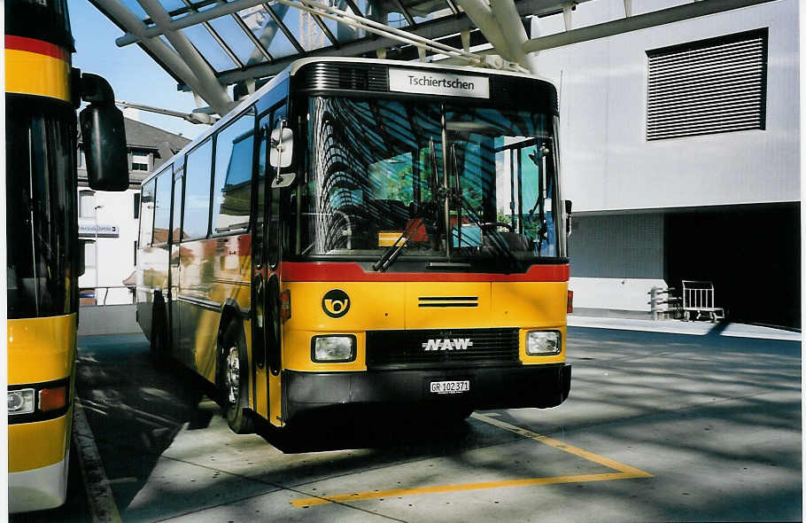 (062'235) - PostAuto Graub�nden - GR 102'371 - NAW/Hess (ex P 24'428) am 30. Juli 2003 in Chur, Postautostation