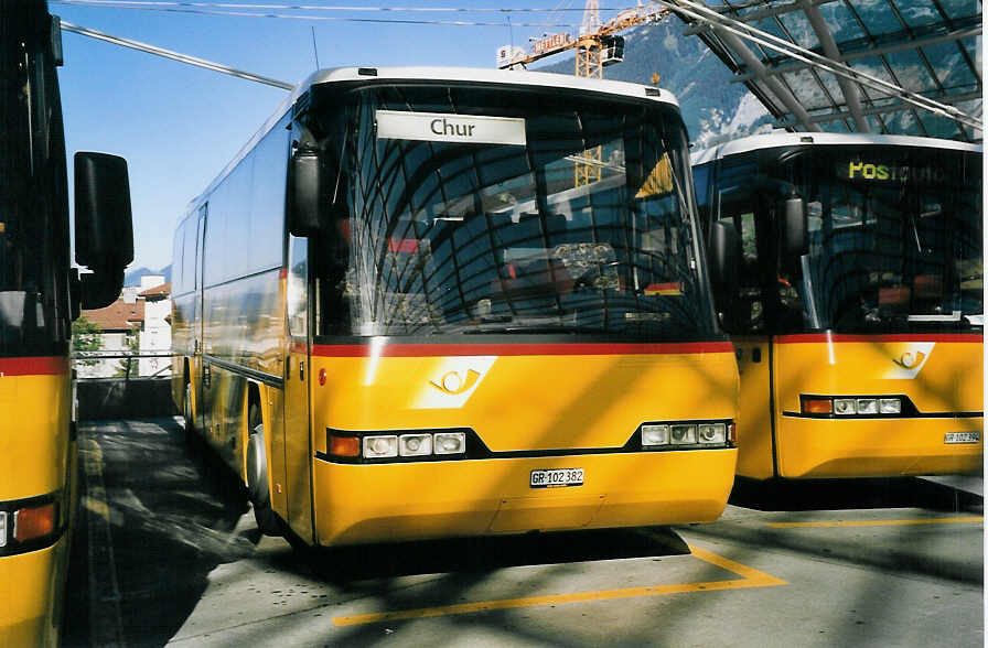 (062'237) - PostAuto Graub�nden - GR 102'382 - Neoplan (ex P 25'123) am 30. Juli 2003 in Chur, Postautostation