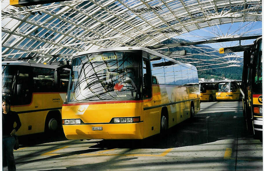 (062'302) - PostAuto Graub�nden - GR 102'373 - Neoplan (ex P 25'093) am 30. Juli 2003 in Chur, Postautostation