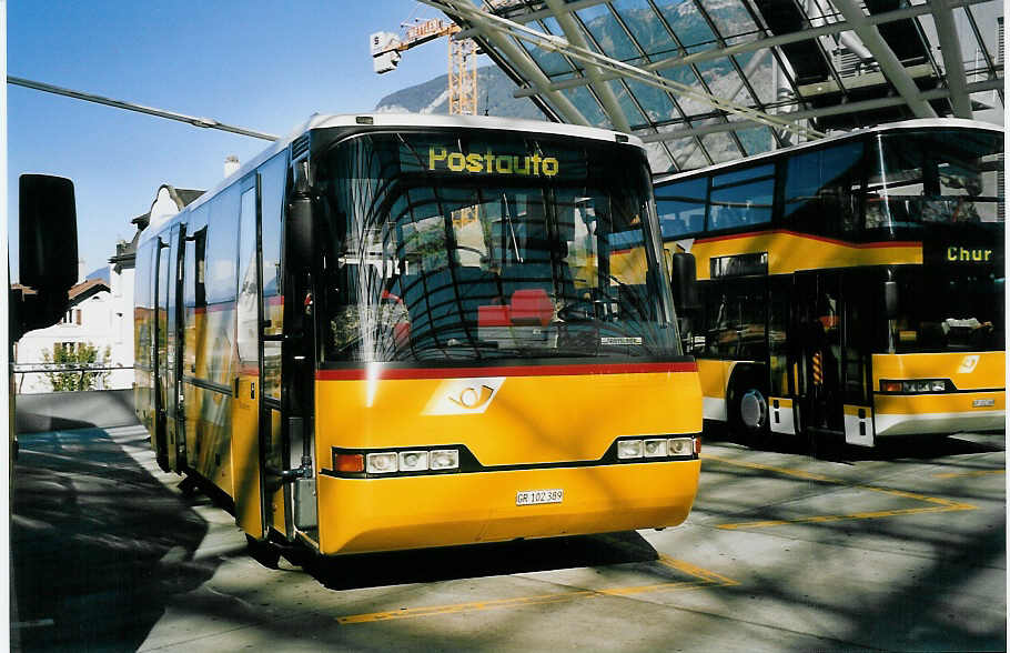 (062'303) - PostAuto Graub�nden - GR 102'389 - Neoplan (ex P 25'856) am 30. Juli 2003 in Chur, Postautostation