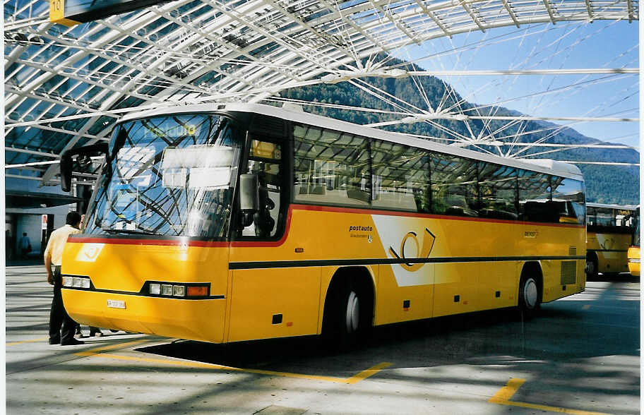(062'304) - PostAuto Graub�nden - GR 102'380 - Neoplan (ex P 25'121) am 30. Juli 2003 in Chur, Postautostation