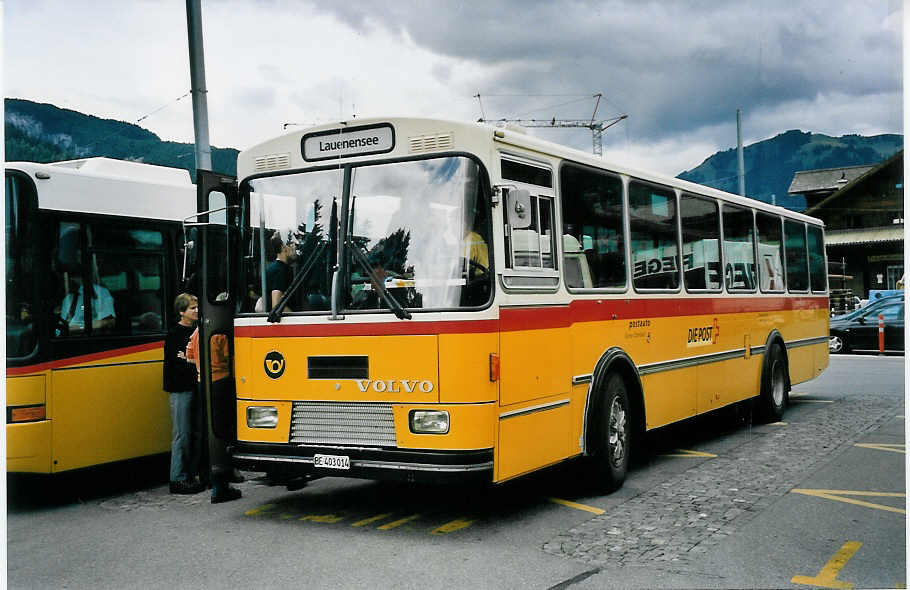 (062'329) - K�bli, Gstaad - BE 403'014 - Volvo/Lauber am 31. Juli 2003 beim Bahnhof Gstaad