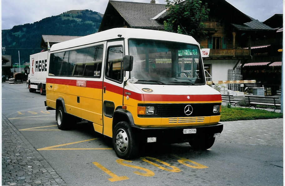 (062'332) - K�bli, Gstaad - BE 21'779 - Mercedes/Auw�rter (ex von Gr�nigen, Turbach) am 31. Juli 2003 beim Bahnhof Gstaad