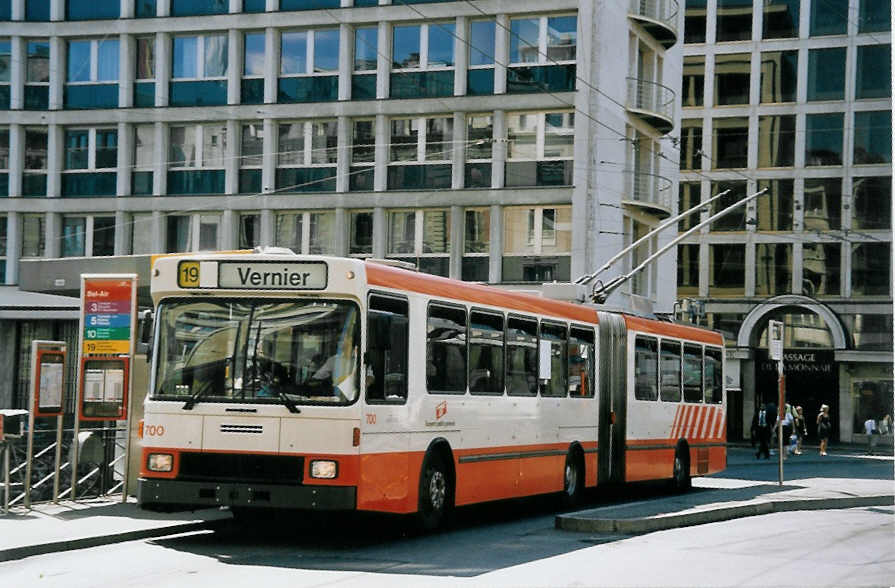 (062'427) - TPG Gen�ve - Nr. 700 - NAW/Hess Gelenktrolleybus am 4. August 2003 in Gen�ve, Bel-Air
