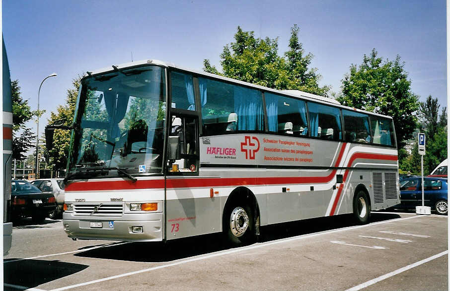 (062'702) - H�fliger, Sursee - Nr. 73/LU 15'540 - Volvo/Berkhof am 12. August 2003 in Thun, Seestrasse