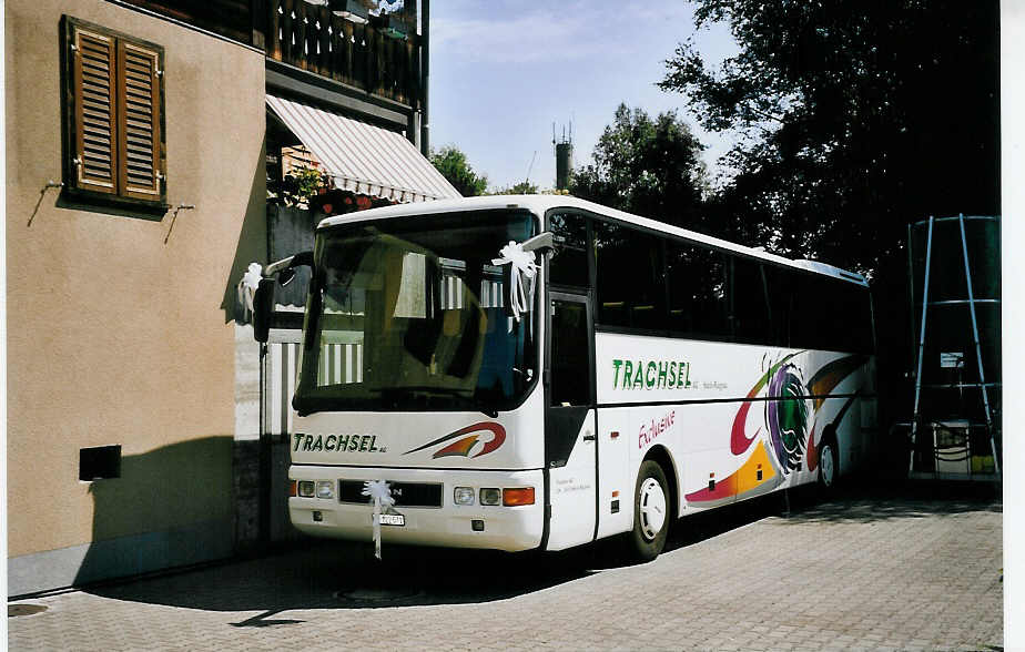 (062'722) - Trachsel, Hasle-R�egsau - BE 122'571 - MAN am 24. August 2003 in Hasle-R�egsau, Garage