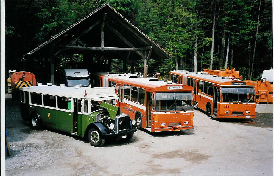 (063'315) - SVB Bern (TVB) - Nr. 7/BE 27'107 - Saurer/R&Str. + ZVB Zug (RWB) - Nr. 49 - FBW/Hess (ex RhV Altst�tten Nr. 101) + SVB Bern (TVB) - Nr. 283/BE 339'283 - FBW/Hess-Gangloff am 7. September 2003 in Oberburg, Ziegelgut