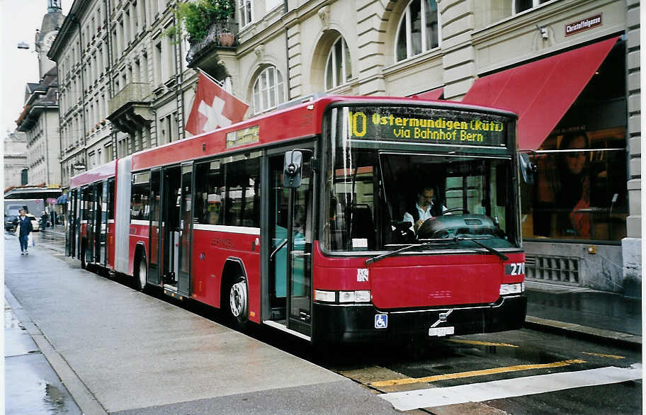(063'406) - Bernmobil, Bern - Nr. 270/BE 572'270 - Volvo/Hess am 11. September 2003 beim Bahnhof Bern