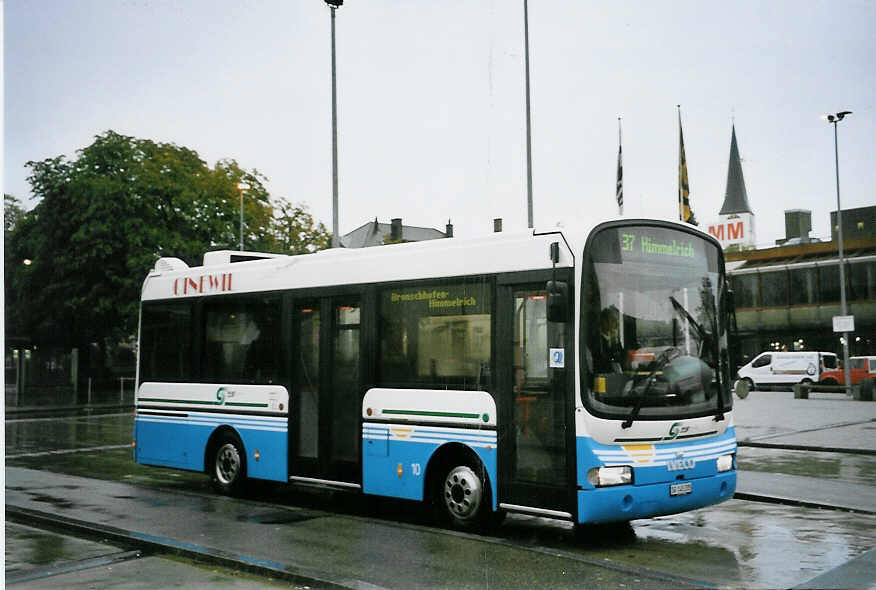 (063'712) - RTB Altst�tten - Nr. 10/SG 145'205 - Iveco am 9. Oktober 2003 beim Bahnhof Wil (Einsatz BOS)